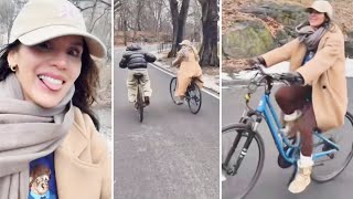 Андреа Эспада и Кинг Ферран едут на велосипедах по заснеженной дороге.