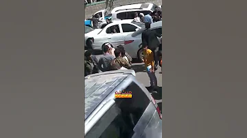 حادث قبل قليل بين باص نوها ولاند كروزر 2022 في السائله بصنعاء نسأل الله السلامة للجميع 