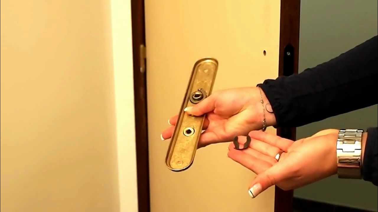 Changer une poignée de porte et inverser sans outil le sens de la condamnation d