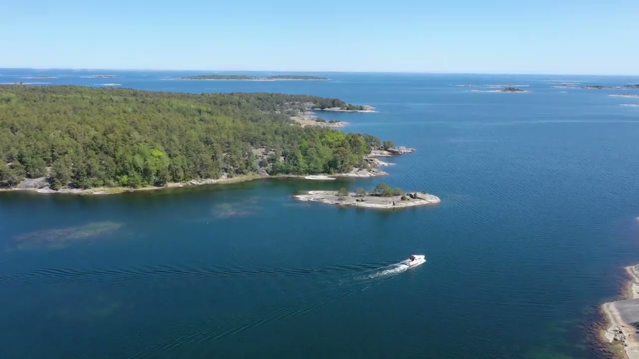 Stor sjötomt Möja-Lökaön i ytterskärgården.