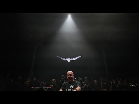 Португальский священник славит Христа в ритме электронной музыки