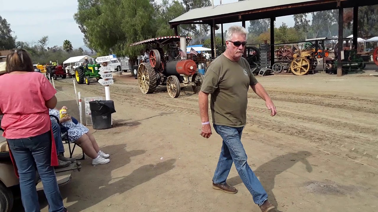 Antique Gas and Steam Engine Museum tractor parade