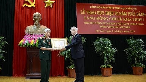 Lễ trao Huy hiệu 70 năm tuổi Đảng tặng đồng chí Lê Khả Phiêu