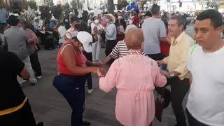 Alberto en las parrandas del parque con las muchachas.