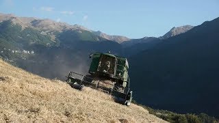 JOHN DEERE 2256 Champ tres pentu MOISSON DE L'EXTREME 23 en haute montagne HD