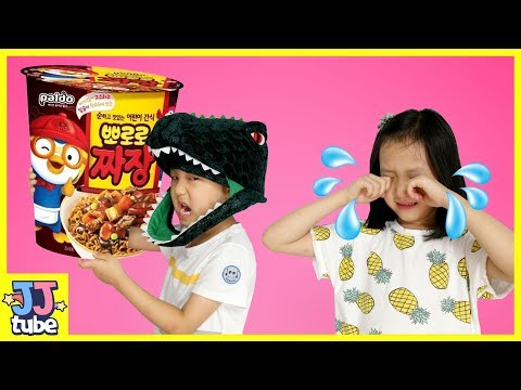 뽀로로 짜장 같이 먹어야자 인기동요 장난감 놀이 <strong>Black</strong> Noodle Dionosaur Gummy nursery rhyme song for kids[제이제이 <strong>튜브</strong>-JJ tube]