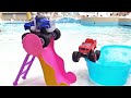 Araba oyunları. Blaze ve Crusher aquaparkta. Su oyunları.