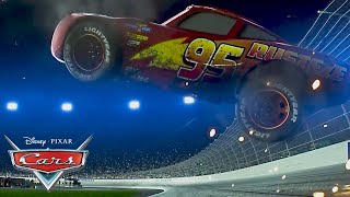 Rayo McQueen se Estrella Durante la Carrera | Pixar Cars