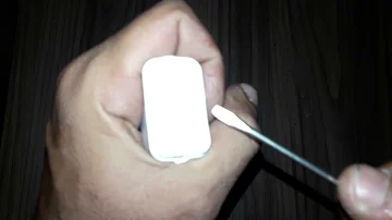 Como abrir a fonte do carregador de celular?