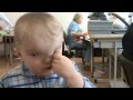 Маленький мальчик снимает глазной протез
