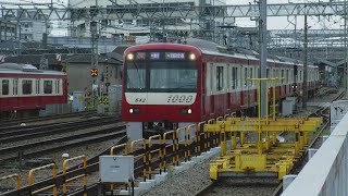 京急線19Dエアポート急行羽田空港行き1000形642と19普通浦賀行き1500形1577、51普通品川行き1500形1588、1A快特三崎口行き2100形25が走行！【金沢文庫駅〜金沢八景駅間】