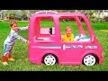 Vlad dan Nikita naik Barbie Car untuk berkemah