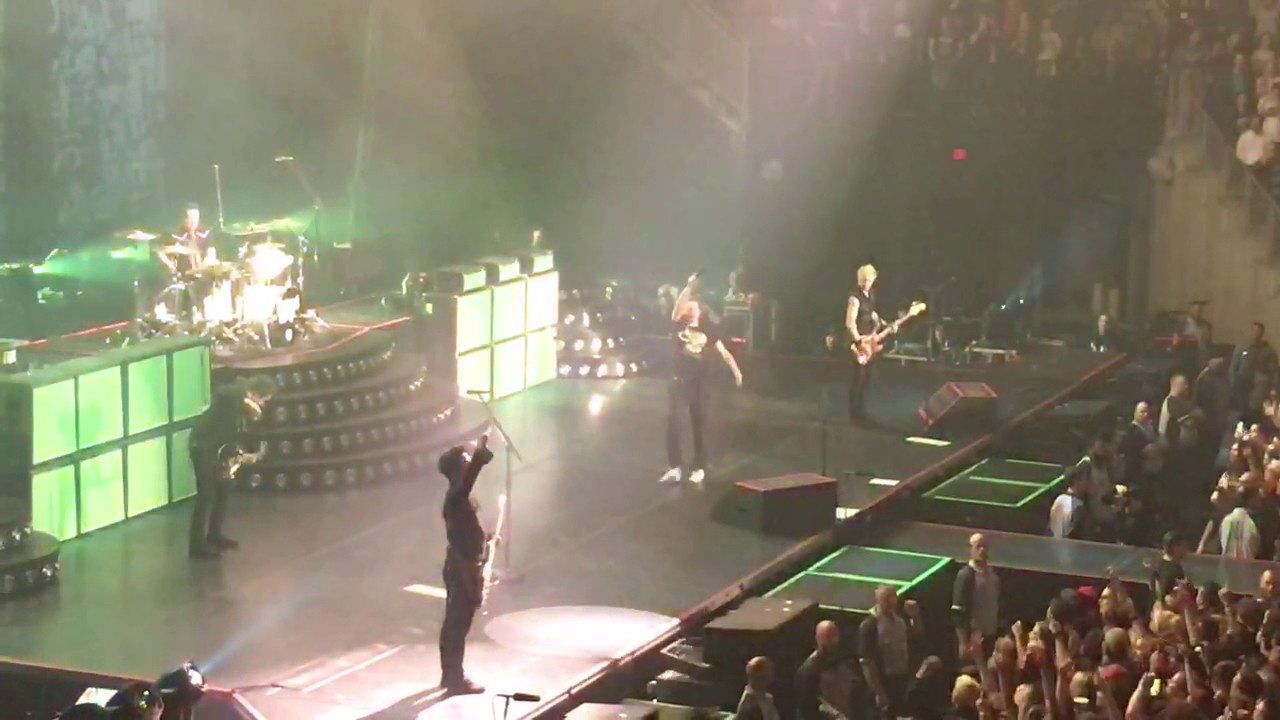 Green Day let's fan sing LONGVIEW *He kills it* 2017 YouTube