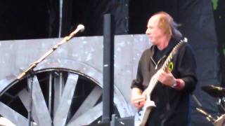 Video voorbeeld van "Adrian Belew- killing it on guitar"