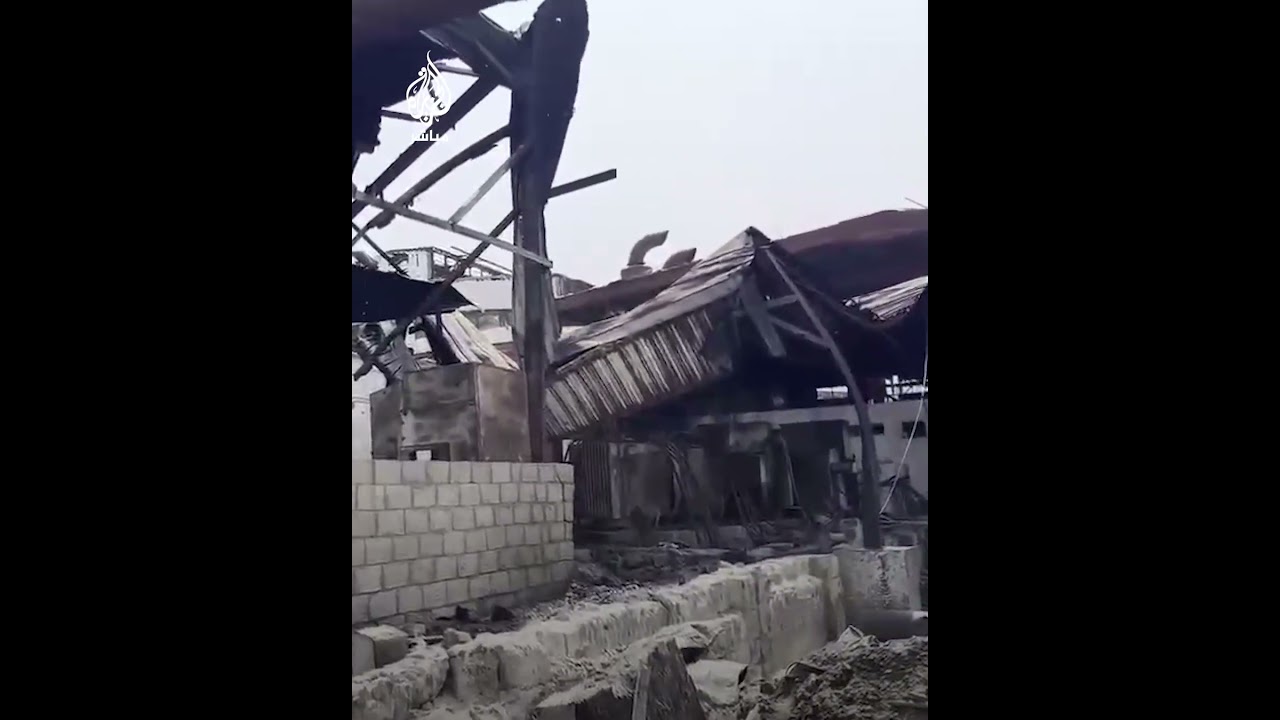 مشاهد توثق آثار الدمار في محطة كهرباء ومنشآت أخرى في ميناء الحديدة بعد تعرضها لقصف إسرائيلي مساء أمس