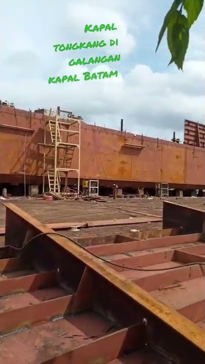 pekerjaan di kapal tongkang di galangan kapal Batam