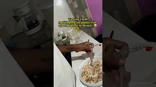 YO A LAS 1 A:M METIÉNDOME LAS PASTAS FRIAS QUE HABÍAN EN LA NEVERA.😭😭🤣🤣