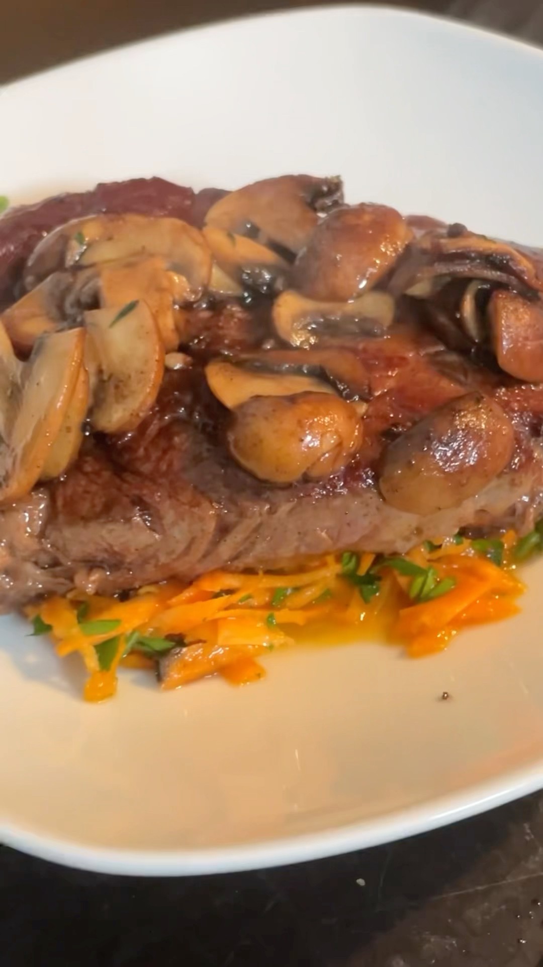 Entrecote mit gebratenen Pilzen und Karottensalat #food #zuckerfrei # ...