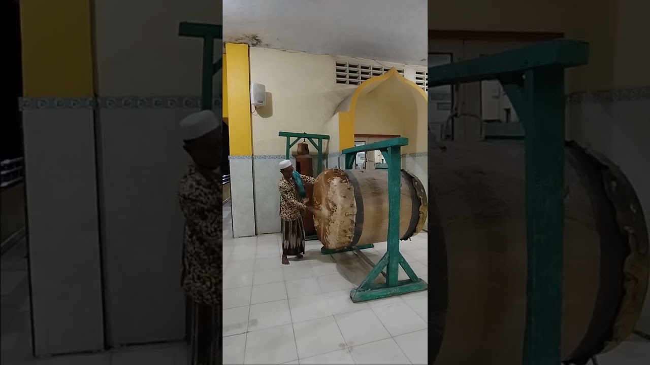 Tabuh bedug di Masjid Jami' Pengkol Warujayeng Nganjuk