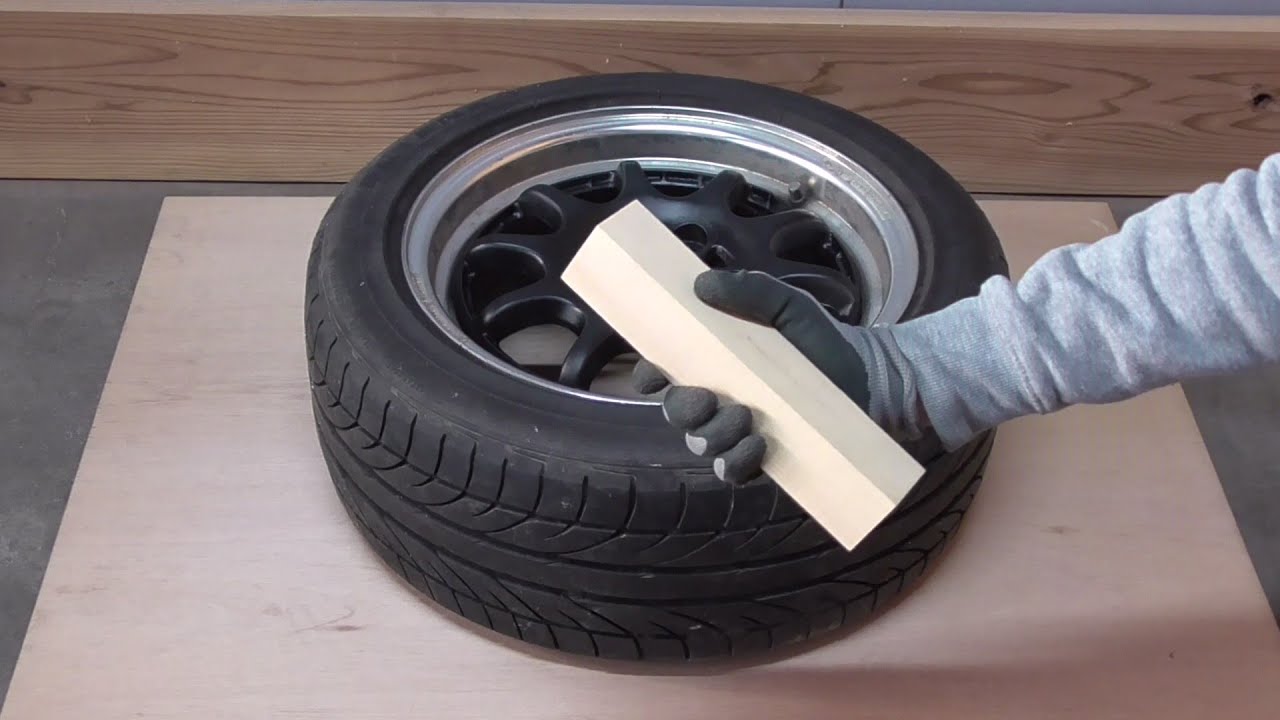 Мало кто знает, что борт покрышки можно легко разрушить куском дерева.