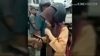 Download lagu TERPOPULER..!! KEREN SEORANG  REMAJA  PUTRI MENGEJAR DAN MENABRAK JAMBRET DIPONTIANAK