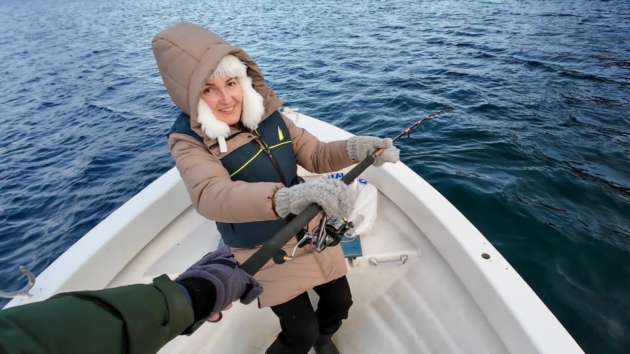 С женой в лодке… Палтусовидная камбала дуплетом! Рыбалка с женой зимой в Норвегии