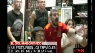 Asi gritaron los españoles el gol de Iniesta en la final