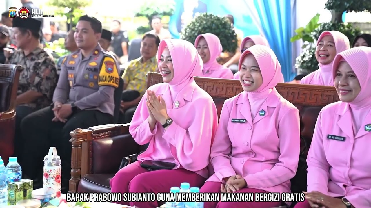 Penampilan putra putri TK Kemala Bhayangkari 90 Gudo dalam acara pembukaan sppg gudo jombang