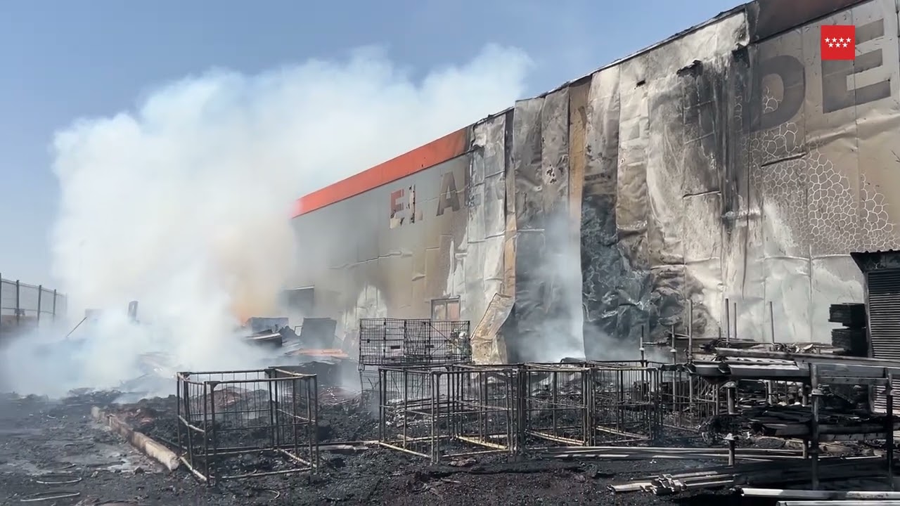 Controlado el incendio en el Bricomart de Alcorcón