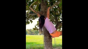 Iyla’s climbing a tree!! 🙀
