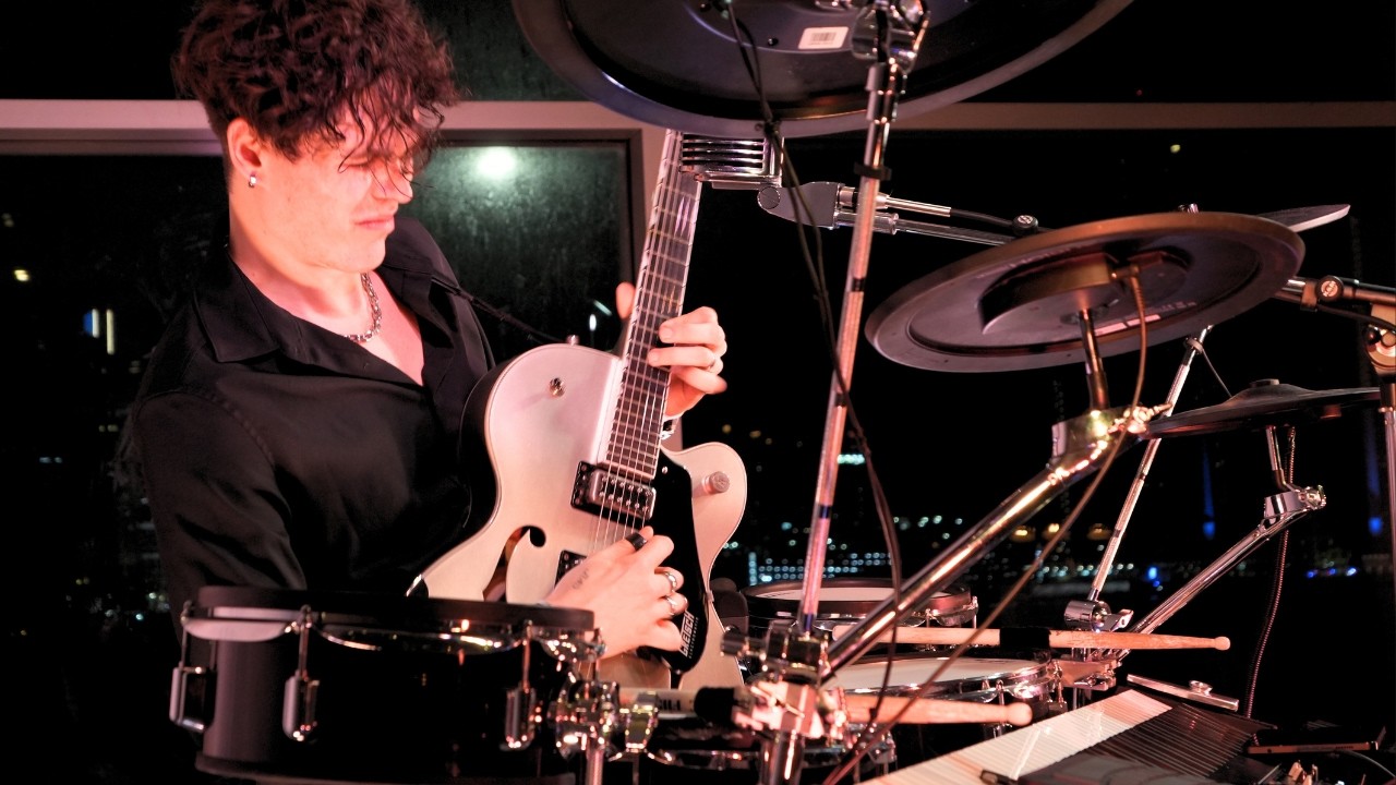 One Man Rock Band plays it all! 🎸🥁🎹