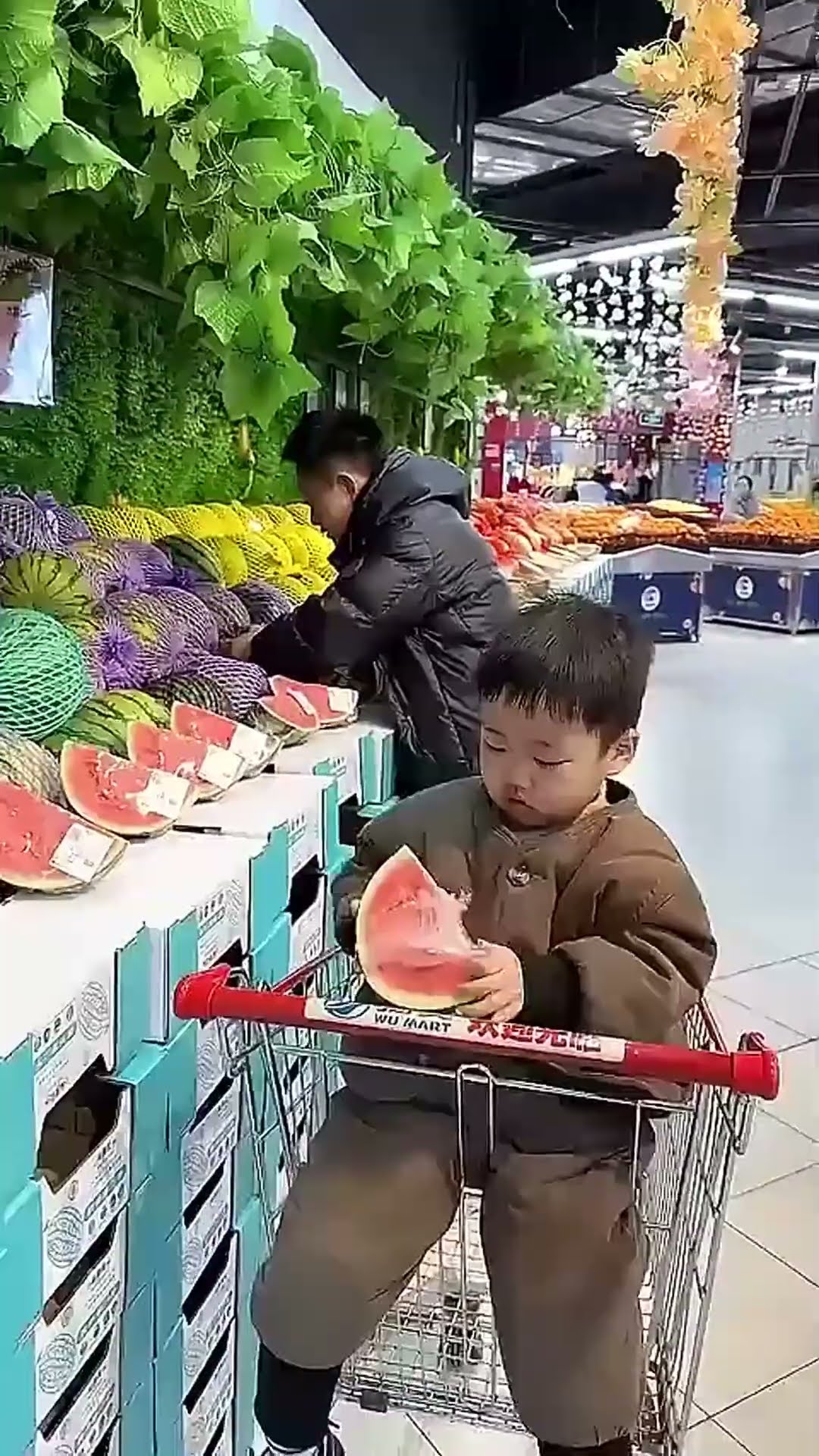熊孩子逛超市，逮到哪个吃哪个！#Cute baby#Cute#呆萌小米宝#聪明宝宝#萌娃#整蛊#测试