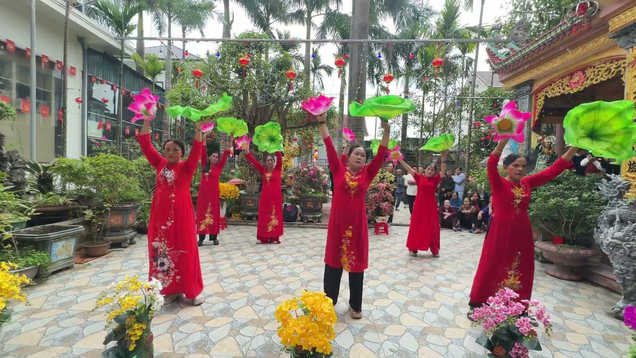 Múa  tán phán phật di đà . Đội múa quỳnh thọ biểu diễn