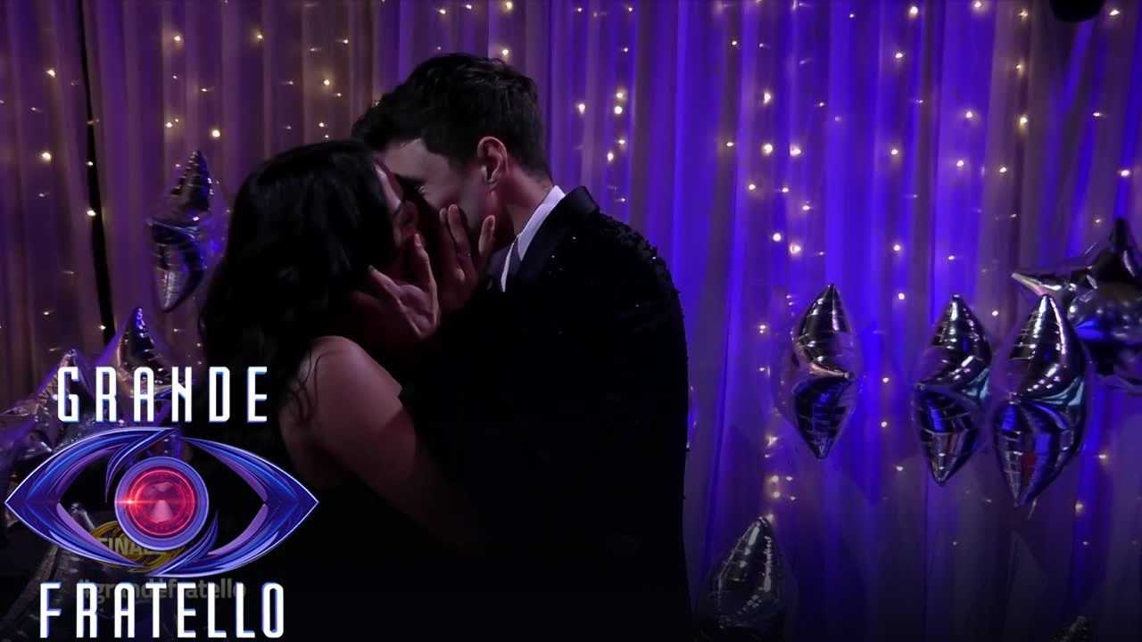 Grande Fratello - Il bacio tra Perla Vatiero e Mirko Brunetti