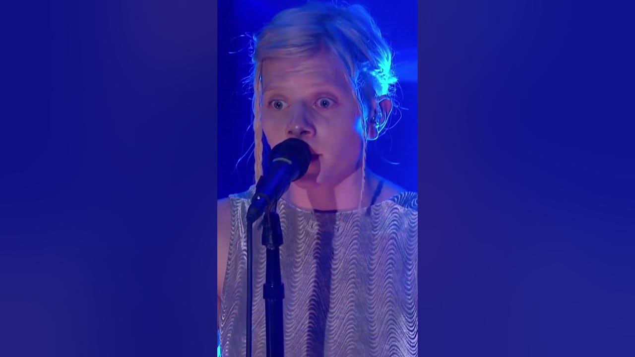 AURORA RUNAWAY LIVE ❤
