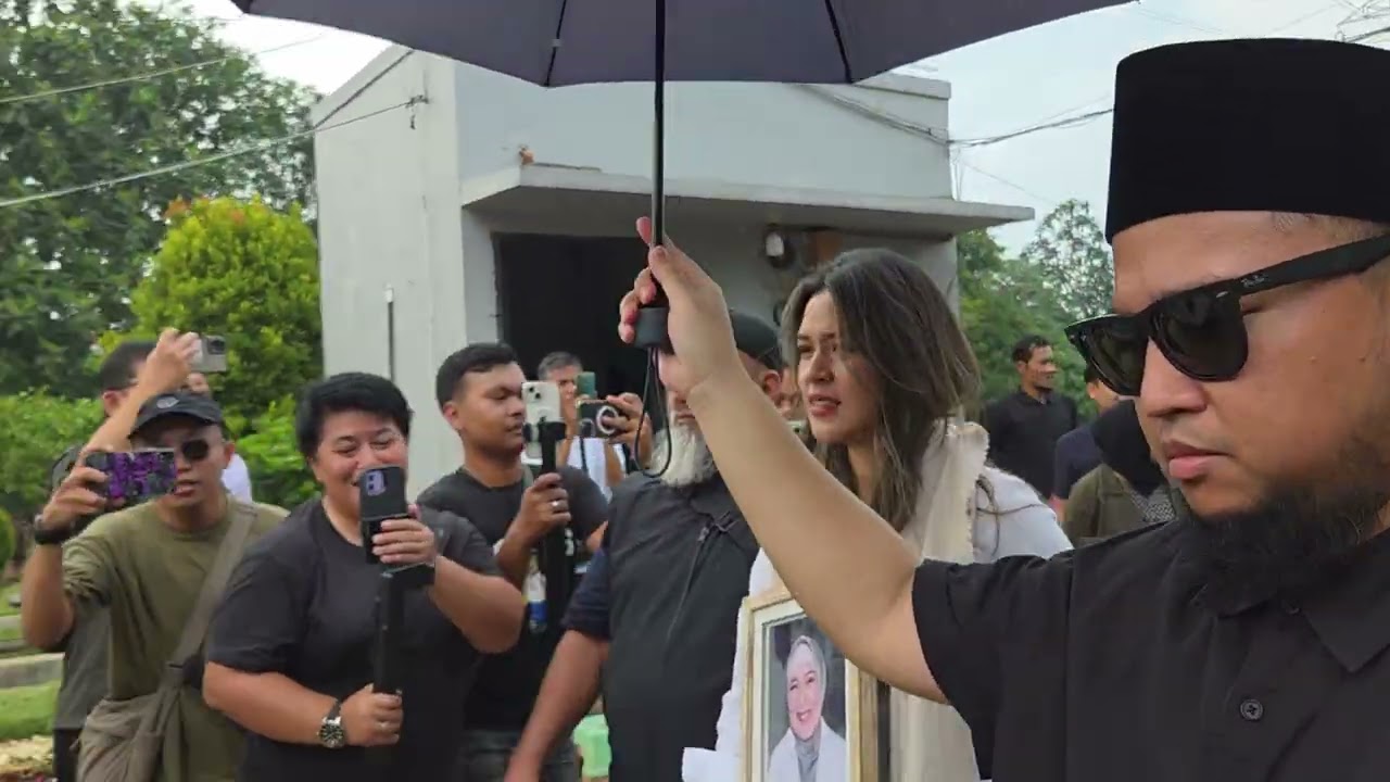 Suasana Pemakaman Ibunda Raisa Andriana, Hamish Daud Terlihat Bawakan Bunga