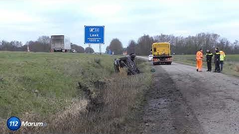 Auto beland in sloot naast A7