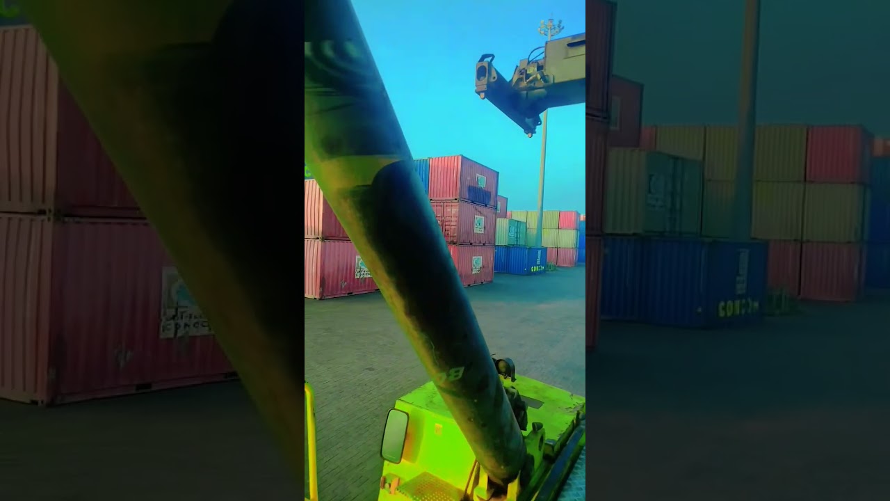 kar rahi hai aaj sajda bekhudi Reach stacker operator