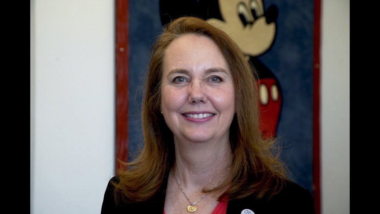 Découvrez Disneyland® Paris avec avec Lisa, Directrice Alignement & Transformation RH