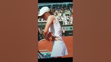 Iga Swiatek changing shirt, Roland Garros Final 2023.