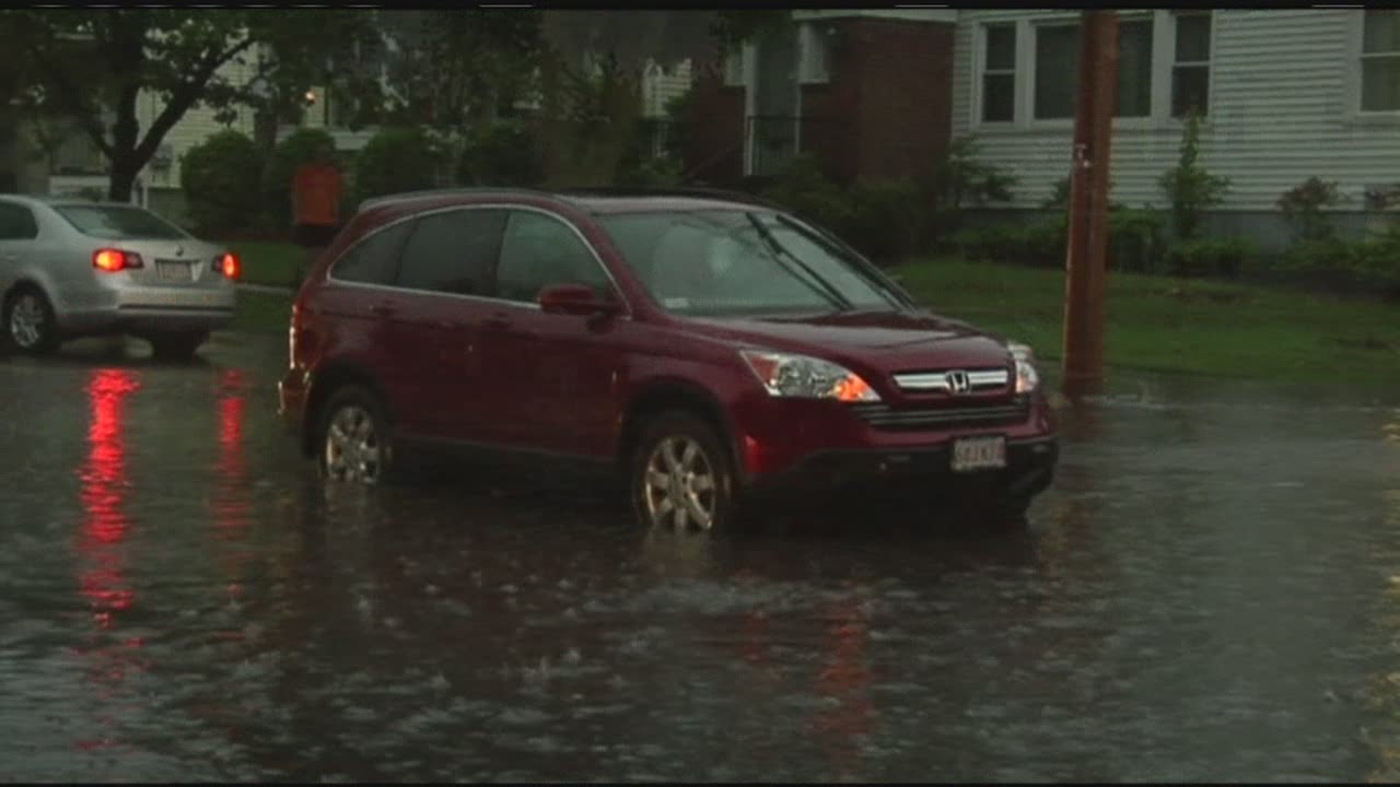 Cars caught in Flash Flooding in WMass - YouTube