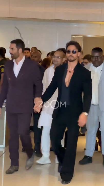 Akshay Kumar-Tiger Shroff's BROMANCE at an event 😍 #shorts #akshaykumar #tigershroff