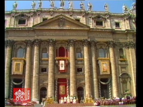 1984 4 22 La nascita della Gmg. Giovanni Paolo II affida la Croce ai giovani
