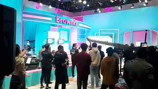 Beginilah keadaan di  balik layar tv , rame ya..di saat sedang live