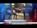 Mujer policía impide pelea