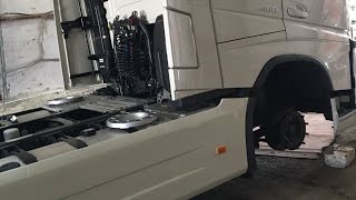 Volvo FH4 приклинивает передняя ось. Проблема с колодками. Веселый водитель!