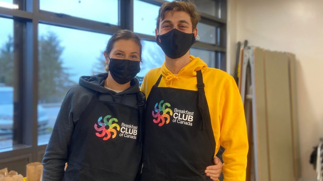 Lindsey Butterworth et Justin Kent visitent un programme de petits déjeuners