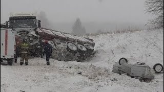 Смертельное дтп в Удмуртии 10.01.2021 столкнулись "ВАЗ 2115 и грузовик Scania". Водитель ВАЗА погиб. видео