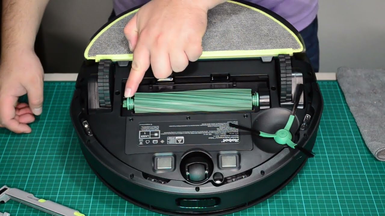 Roomba® 200/2000 Series DustCompactor™ Vac/Combo | How to Clean the Multi Surface Brush