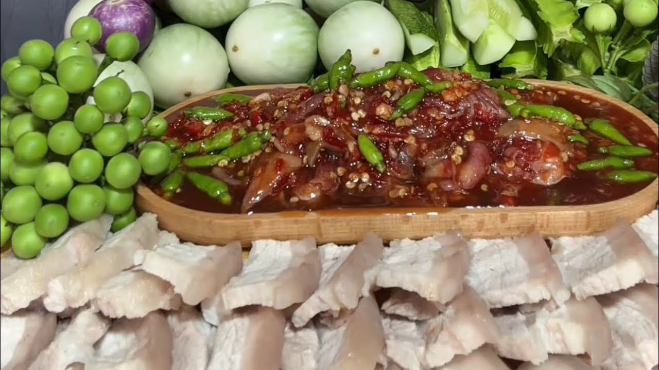 Thịt luộc ăn cùng mắm mực với gà gai